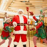 Santa Claus e duendes se apresentam em shopping de Manaus no espetáculo de Natal.