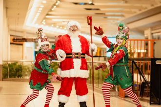 Santa Claus e duendes se apresentam em shopping de Manaus no espetáculo de Natal.