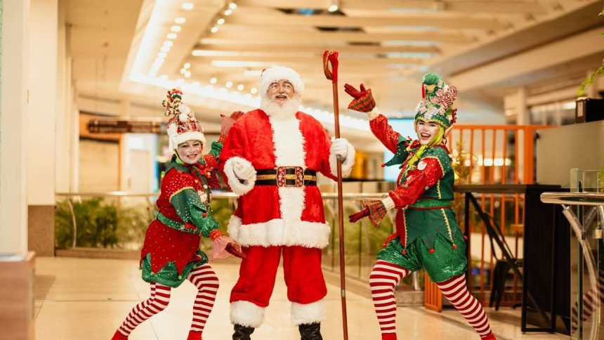 Santa Claus e duendes se apresentam em shopping de Manaus no espetáculo de Natal.