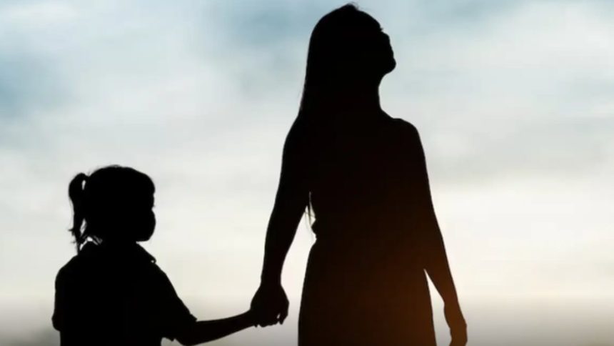 Silhueta de mãe e filha de mãos dadas, com céu ao fundo.