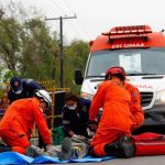 Socorristas atendem vítima em simulação de emergência em rede de gás natural.