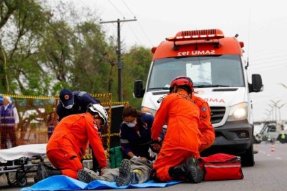 Socorristas atendem vítima em simulação de emergência em rede de gás natural.