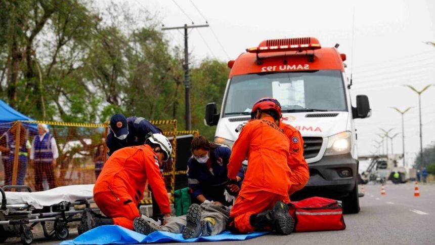Socorristas atendem vítima em simulação de emergência em rede de gás natural.