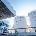 Tanques de armazenamento de combustíveis da Atem Distribuidora em Manaus, com caminhão-tanque.