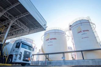 Tanques de armazenamento de combustíveis da Atem Distribuidora em Manaus, com caminhão-tanque.