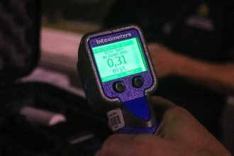 Teste de bafômetro Intoximeters exibindo resultado de 0,31 mg/L, com dados de teste em 2025.