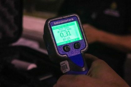 Teste de bafômetro Intoximeters exibindo resultado de 0,31 mg/L, com dados de teste em 2025.