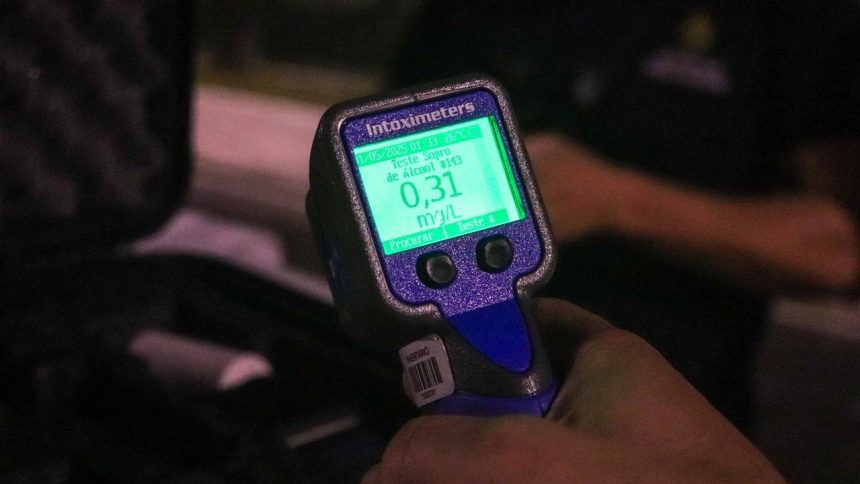 Teste de bafômetro Intoximeters exibindo resultado de 0,31 mg/L, com dados de teste em 2025.