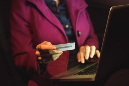 Deepfakes, PIX e sites clonados: golpes dominando a Black Friday