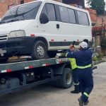 Veículo escolar branco apreendido em guincho por transporte irregular de crianças em Manaus
