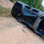 Veículo tombado após acidente na BR-319