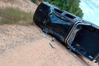 Veículo tombado após acidente na BR-319