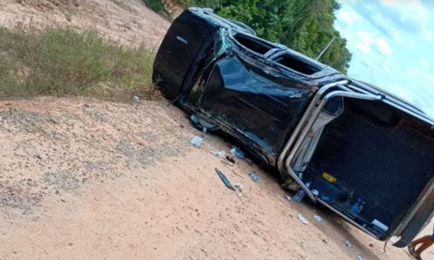 Veículo tombado após acidente na BR-319