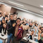 Workshop em Manaus: participantes erguem as mãos empolgados.