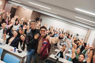 Workshop em Manaus: participantes erguem as mãos empolgados.