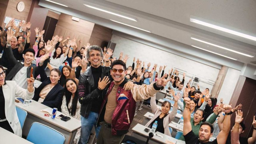 Workshop em Manaus: participantes erguem as mãos empolgados.