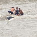 Carro cai em igarapé em Manaus