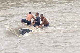 Carro cai em igarapé em Manaus