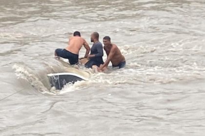 Carro cai em igarapé em Manaus