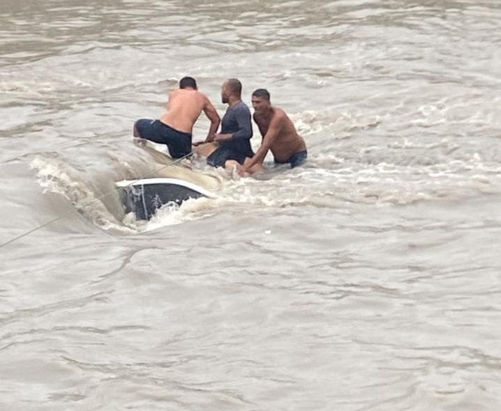 Carro cai em igarapé em Manaus