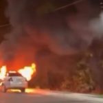 Carro pega fogo e fica totalmente destruído na zona oeste de Manaus