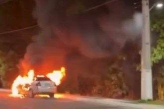 Carro pega fogo e fica totalmente destruído na zona oeste de Manaus