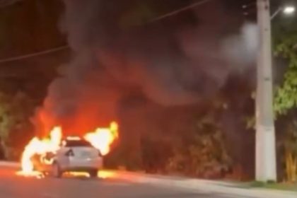 Carro pega fogo e fica totalmente destruído na zona oeste de Manaus