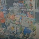 Homem realiza compra antes de anunciar assalto em farmácia de Manaus