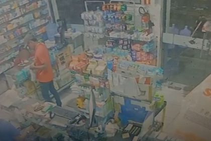 Homem realiza compra antes de anunciar assalto em farmácia de Manaus