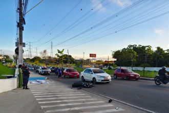 Motociclista morre após colisão com poste na avenida das Torres, em Manaus