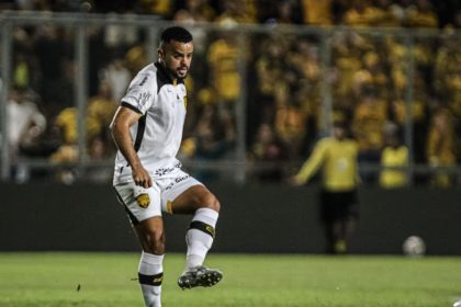 Rafael Tavares renova contrato com o Amazonas FC até 2026