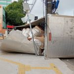 Carreta tomba e interdita parcialmente a Avenida Boulevard Álvaro Maia em Manaus