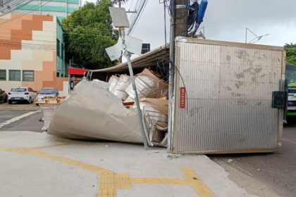 Carreta tomba e interdita parcialmente a Avenida Boulevard Álvaro Maia em Manaus