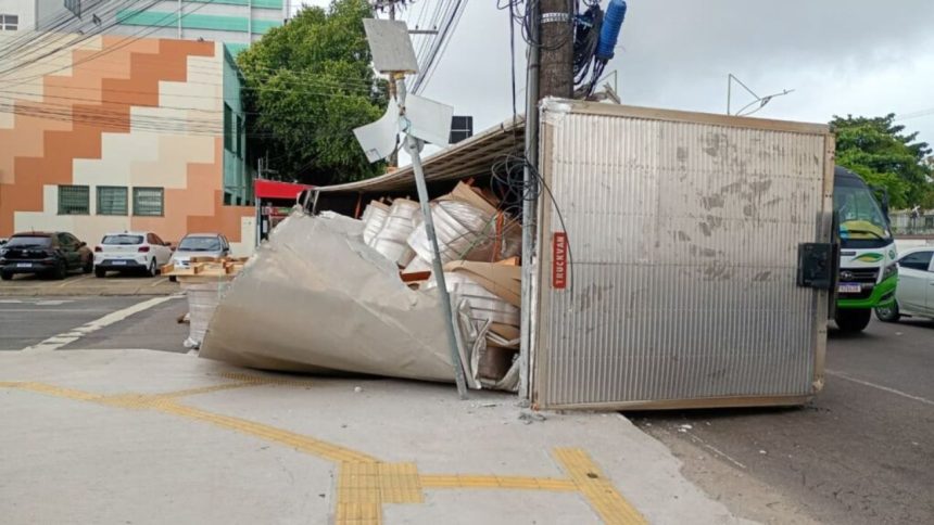 Carreta tomba e interdita parcialmente a Avenida Boulevard Álvaro Maia em Manaus