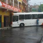 Ônibus perde controle e colide com loja de materiais de construção em Manaus