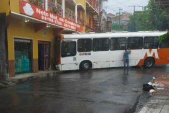 Ônibus perde controle e colide com loja de materiais de construção em Manaus