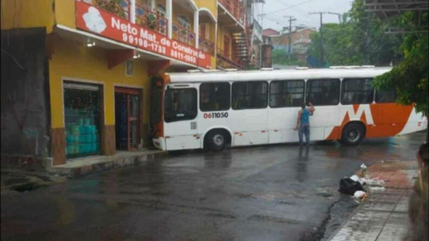 Ônibus perde controle e colide com loja de materiais de construção em Manaus