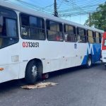 Jovem tem pernas esmagadas após colisão entre moto e ônibus na zona Norte de Manaus