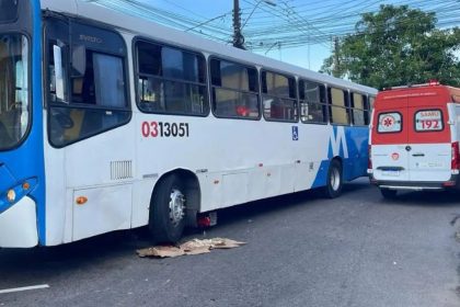 Jovem tem pernas esmagadas após colisão entre moto e ônibus na zona Norte de Manaus