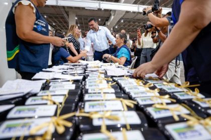 Wilson Lima realiza entrega de 2 mil óculos em mutirão oftalmológico em Manaus