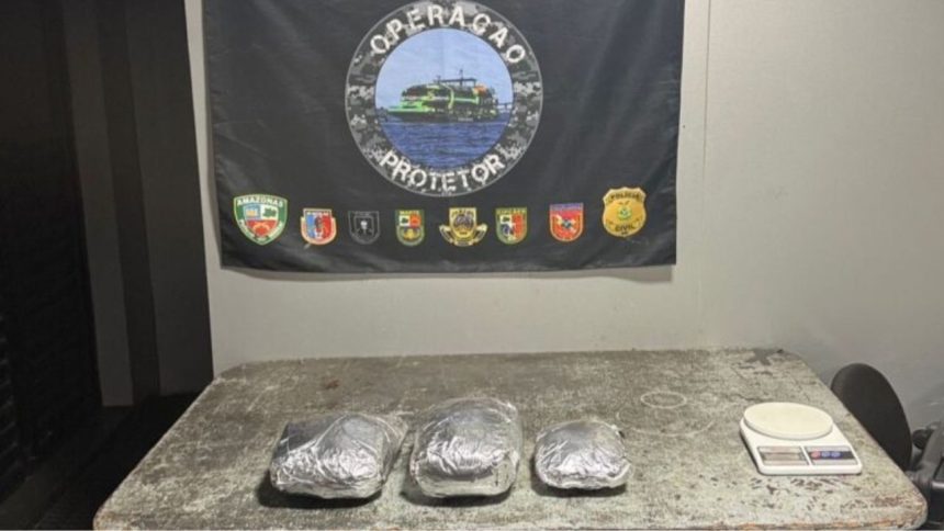 Jovem é preso com carga de entorpecentes durante fiscalização fluvial no Amazonas