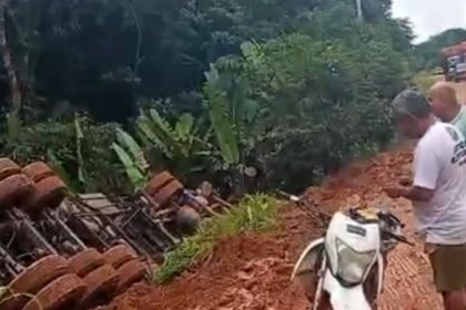 Caminhão tomba e bloqueia trecho da BR-319 durante chuva no Amazonas