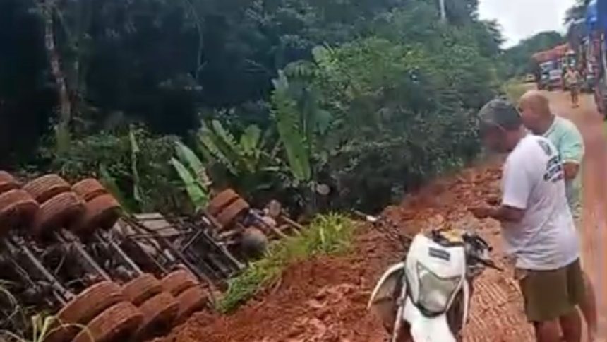 Caminhão tomba e bloqueia trecho da BR-319 durante chuva no Amazonas