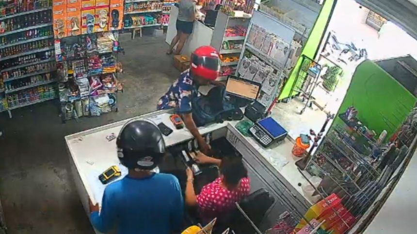 Dupla armada invade mercado, rende funcionários e foge com dinheiro em Manaus