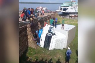 Caminhão baú tomba em porto de Maués