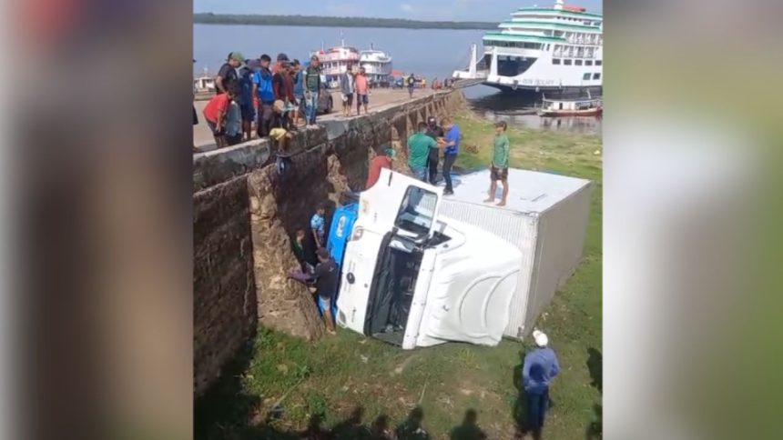 Caminhão baú tomba em porto de Maués