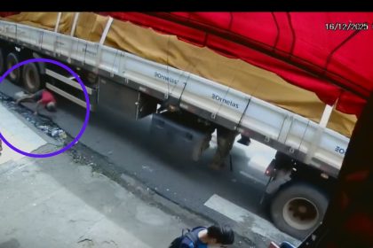 Câmera registra momento em que carreta passa por cima da perna de pedestre em Manaus