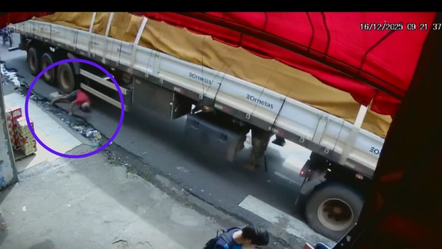 Câmera registra momento em que carreta passa por cima da perna de pedestre em Manaus