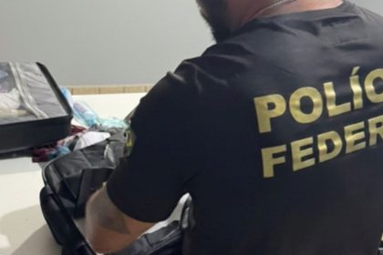 Casal é preso com cocaína escondida em fundo falso de mochilas no aeroporto no AM