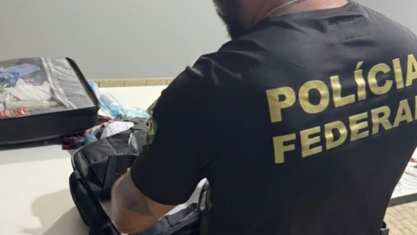 Casal é preso com cocaína escondida em fundo falso de mochilas no aeroporto no AM